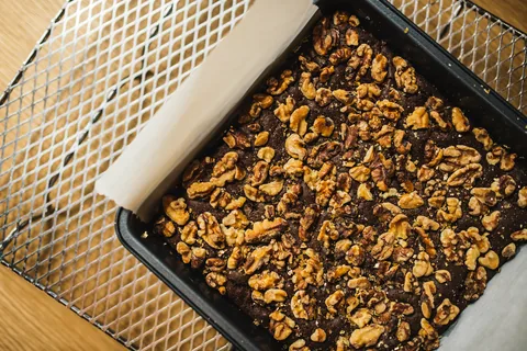 Brownies de chocolate com nozes sobre uma grade.