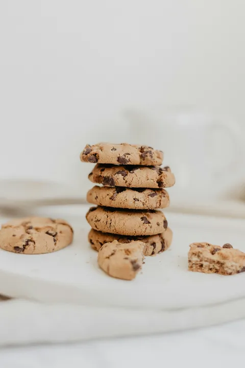 Pilha de cookies com pedaços de chocolate.